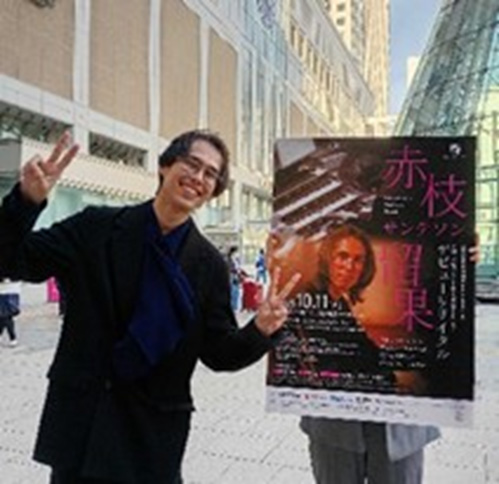 「どさんこワイド179」内でポスターと一緒に映る留果さん