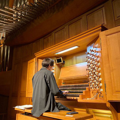 オルガンを演奏している風景
