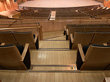 場内の階段部分の写真